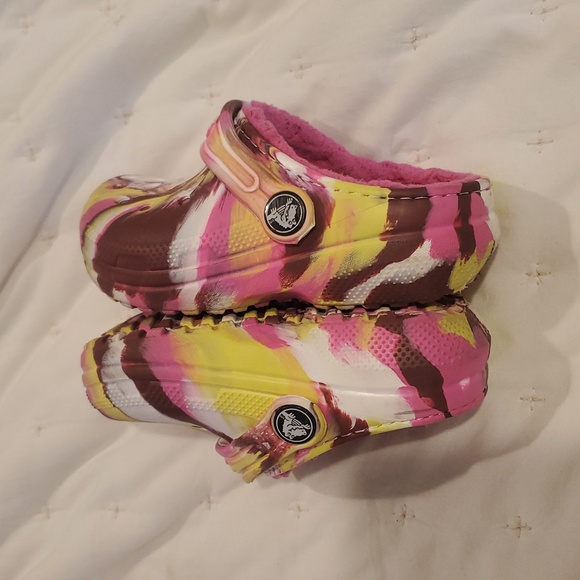 CROCS Pink and Yellow Sandals with Whimsical Design (31) - Picture 4 of 7